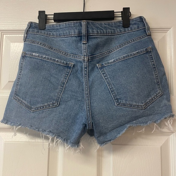 NWOT old Navy High Rise OG Straight Denim Shorts 2.5” inseam Size 6 - Picture 3 of 6